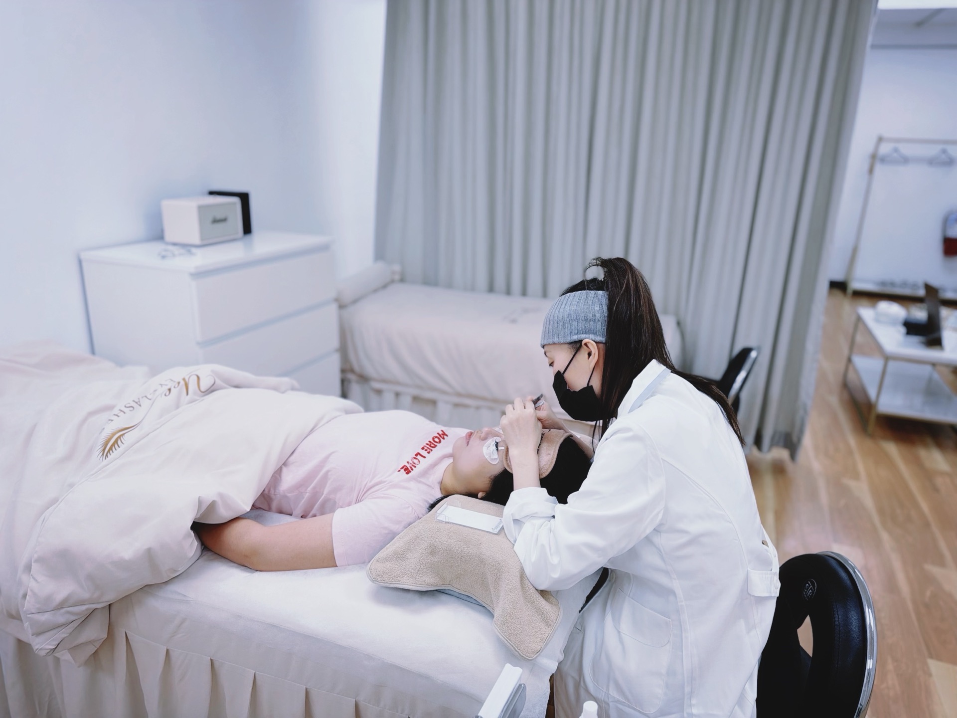 Yee Eyelashes lash extension treatment room — Manhasset NY